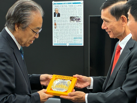 プレゼントを受け取る野村理事長