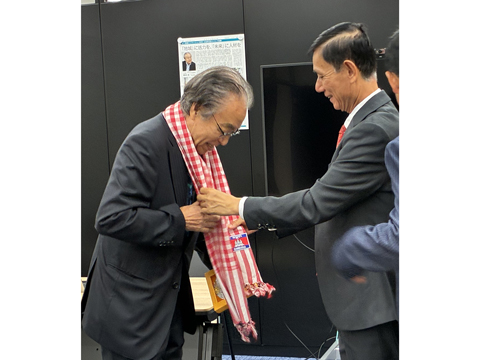 プレゼントを受け取る野村理事長