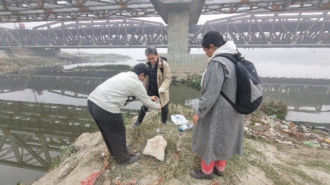 Scene of sampling water from the Yamuna River on the day before the workshop