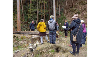竹式傾斜土槽の現地説明の様子