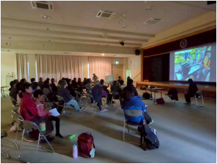 会場での報告会の様子（スライド説明）